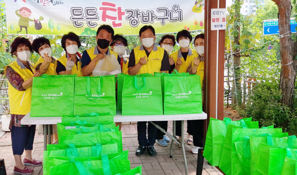 지역의 독거어르신을 위해 행신1동 지역사회보장협의체가 정성이 담긴 보양식과 삼계탕을 전달했다.