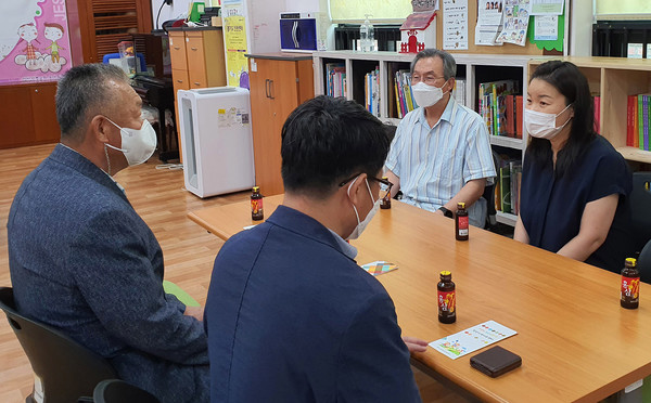  일산신협과 일산지역아동센터가 상호 발전과 성장에 대한 환담을 나누고 있다.