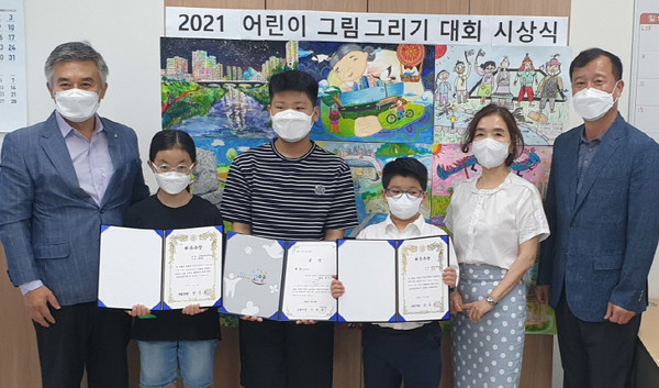 창릉동 어린이그림 그리기 대회에서 대상과 최우수상을 받으나 학생들이 참여해 모두의 기쁨을 나눴다.