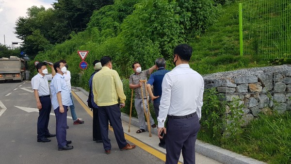 지난 16일 시 문화유산팀 관계자, 이은만 원장, 이길용 고양시의회 의장 등은 사당을 짓겠다는 지영동 임야 현장을 방문했다.