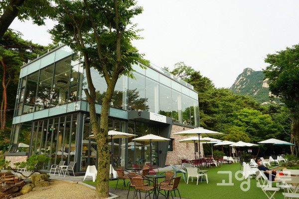 북한산누리길에서 만나는 멋진 카페 중 한 곳인 '북한산 플레이'.