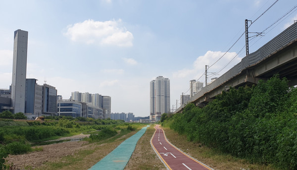 새로 개설된 도로. 