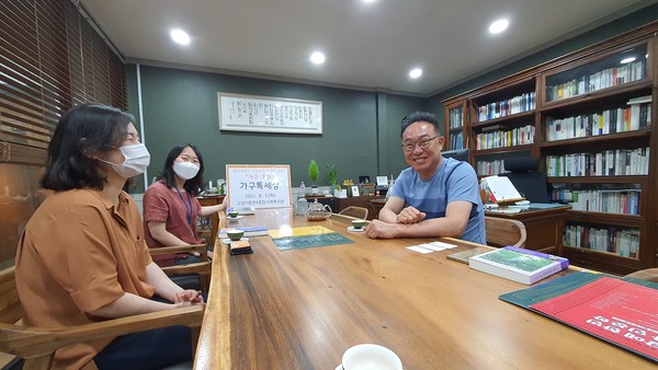 김신실 문촌9종합사회복지관장(왼쪽)과 송도현 가구톡세상 일산점 대표(오른쪽)가 저소득가정에 가구를 지원하며 대화를 나누고 있다.