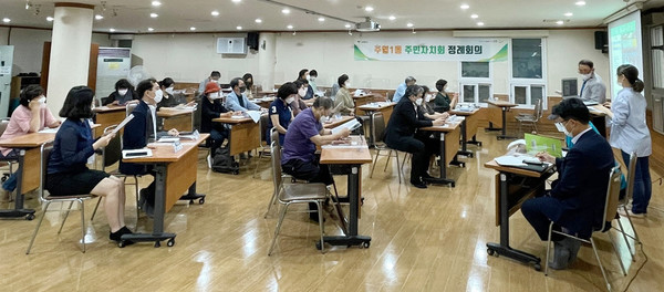 주엽1동 주민자치회 정례회의 모습 - 주엽1동 주민자치회 위원으로 선발된 후에는 매월 둘째 주 수요일에 열리는 정례회의에 참석하는 등의 활동을 하게 된다. 
