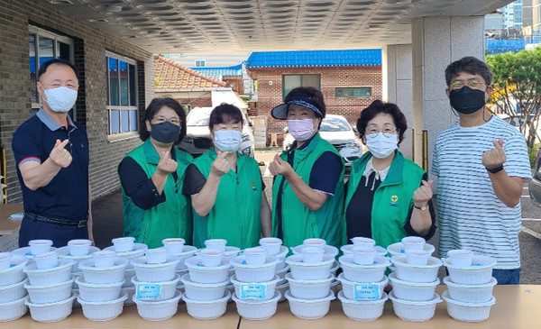 어려운 이웃에게 조금이나마 힘을 주기 위해 삼계탕을 준비한 삼송동 새마을부녀회.