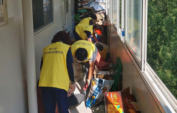 행신1동 지역사회보장협의체가 8월 10일 열악한 주거환경에 처한 저소득 취약가구에 청소를 하고있다. 