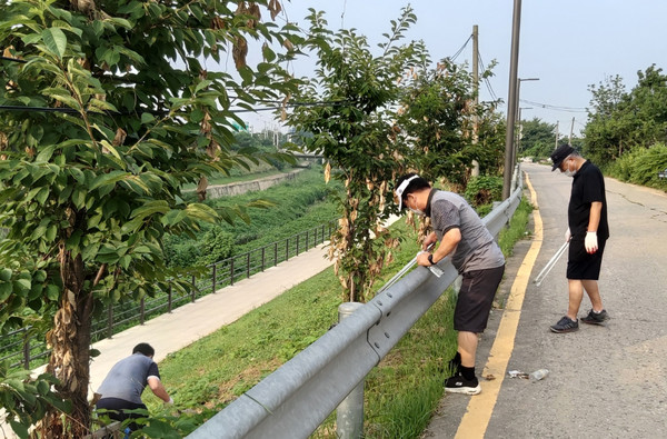 송포동 둘레길을 청소하는 송포동 주민자치위원회 위원들.
