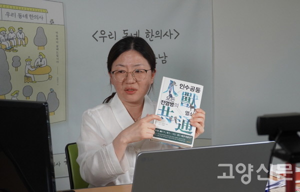 추천도서를 하나하나 소개하고 있는 모습.