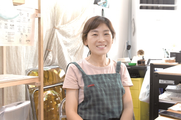 '우리동네 제로웨이스트 숍' 산두로 상점을 운영하고 있는 문소라 대표.