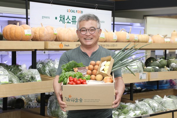 8월의 건강밥상 꾸러미를 들고있는 고양농부 차영성(일산농협 조합원) 님.