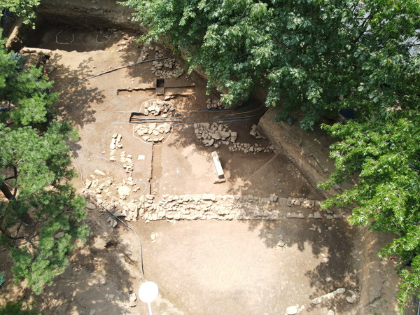 북서쪽 담장 유구 모습. 기단의 방향이 서쪽으로 뻗어 있어 벽제관의 원형이 도로 방향으로 연장됐을 가능성을 시사하고 있다.