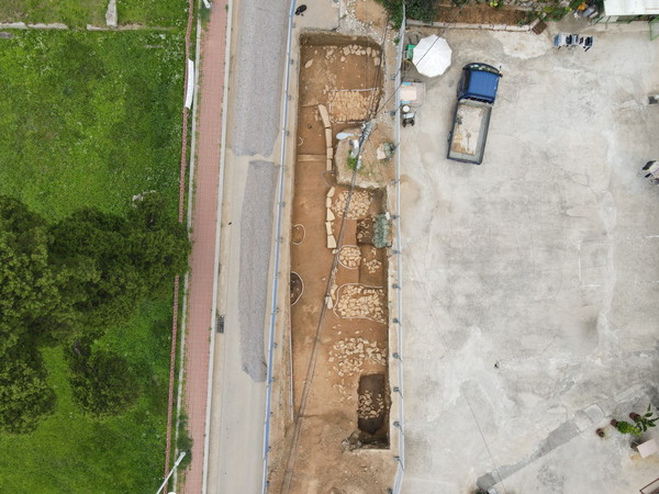 동쪽 건물 유구 모습. 배치 형태로 보아서 최소 정면 5칸의 건물로, 건물의 정면이 벽제관의 주 건물지를 향하고 있어 벽제관의 부속 건물로 추정된다.