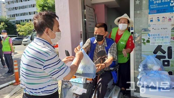 삼계탕과 도시락을 전달하는 윤창준 회장(가운데)