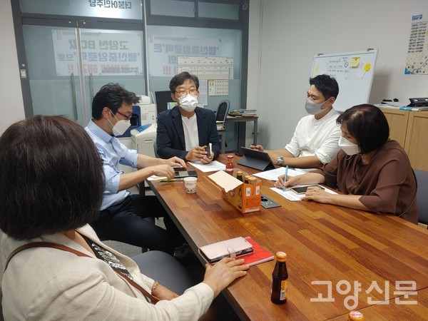 간담회를 진행하고 있는 고양시여행업대표자협의회 회원들과  한준호국회위원(오른쪽에서 두번째), 정봉식