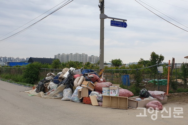도로변에 적치된 불법 쓰레기 (송산로 334번길) [사진제공=박춘근]