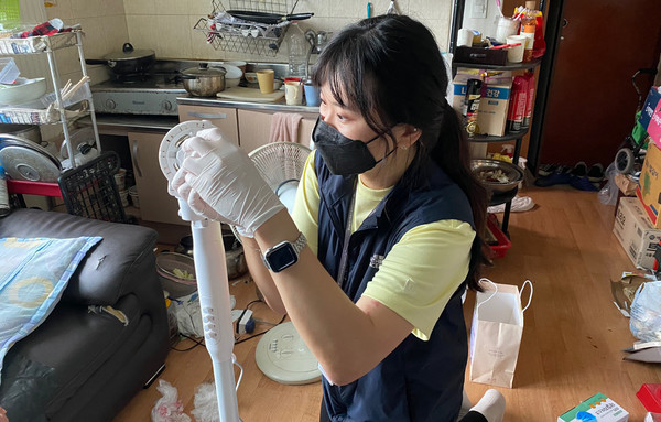 선풍기를 설치하고 있는 관계자.