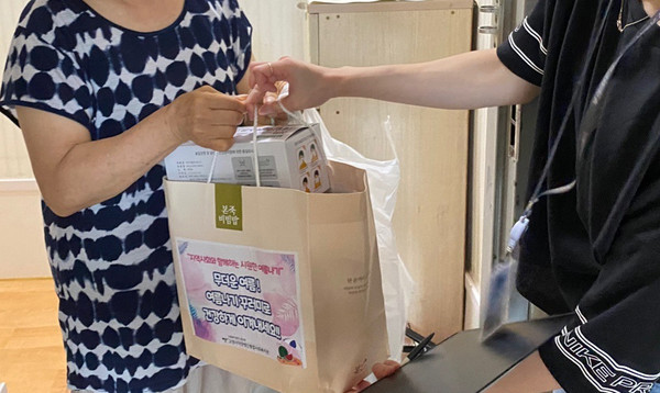 이날은 150명의 취약계층에게 여름철 영양식과 여름김치, 방역물품을 전달했다.