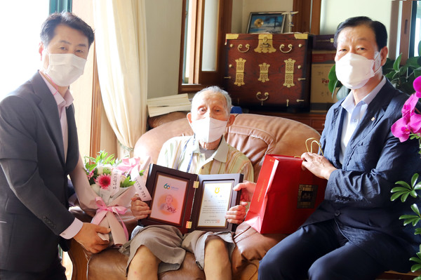 (왼쪽부터)김재득 농협 고양시지부장과 정봉현 원로조합원, 김한모 신도농협 조합장이 함께 자리했다.