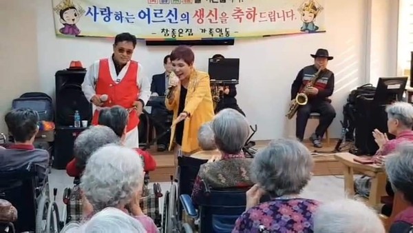 어르신을 공경하는 마음을 담아 그분들의 즐거움에 온 힘을 쏟는다.