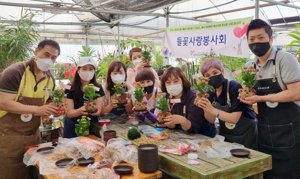 얼마 전 가수 유경을 응원해주는 팬들을 중심으로 ‘들꽃사랑봉사회’를 결성해 활동하고 있다. 