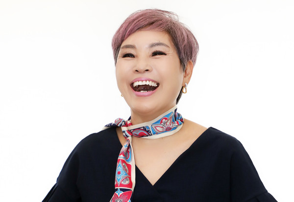 늘 환한 웃음으로 소통하고 이야기하는 유경씨. 그의 밝은 미소는 누구에게나 엔돌핀을 만들어준다.