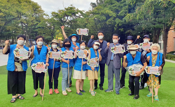 정발산동이 반려문화 정착을 위한 표어를 피켓으로 제작해 정발산동 공원에 부착했다.