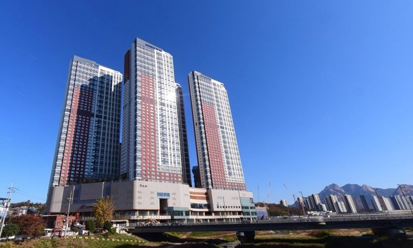삼송역 인근 상업용지에 49층 높이로 지어진 ‘주거용 오피스텔’. 