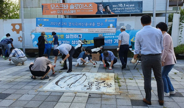 대화동 가와지광장을 정비하고 있는 주민자치위원회와 관계자들