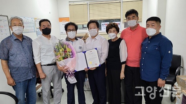 사진 왼쪽부터 이현노 상임고문, 이동규 일산동구 지회장 직무대행, 문대성 경기도소상공인연합회 정책소장, 김용락 경기도소상공인연합회 회장, 고복순 덕양을 지부장, 김효진 일산서구 지부장, 박형민 고양시 소상공인연합회 사무국장