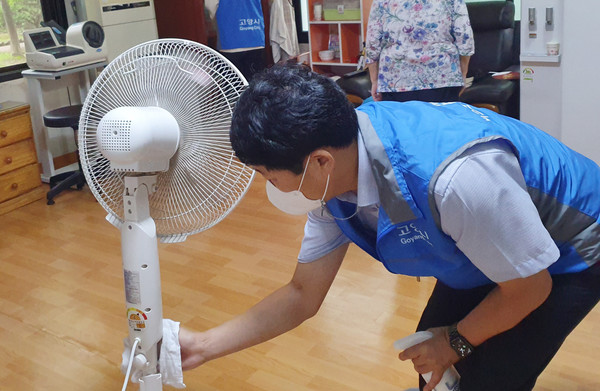 주엽1동 방역TF팀은 매일 1회 경로당을 방문해 방역수칙 준수 여부와 환기 실태 등을 점검한다.