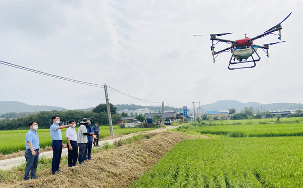 벽제농협이 최첨단 드론 방제로 농업의 경쟁력을 높이고 있다.