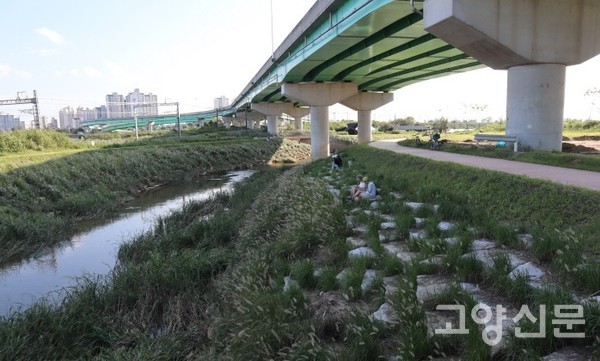 시민들의 쉼터로 자리잡아가는 대장천. [사진=고양자연생태연구회]