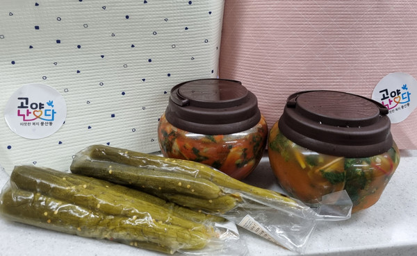 풍산동 지역사회보장협의체가 지역의 어려운 이웃을 위해 전달한 '행복나눔 계절김치'