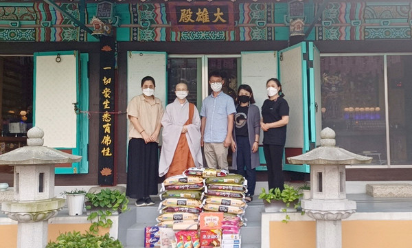 대덕동 행정복지센터가 대덕동에 위치한 대덕사에서 쌀 150kg을 후원받았다.