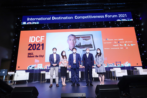 ‘마이스와 도시: 레거시 & 파급효과’ 세션에서 발제한 Kai Hattendorf JMIC(Joint Meeting Industry Council) 회장(뒤 화면)과 패널토론에 참여한 (사진 왼쪽부터)김성태 대구컨벤션뷰로 사무국장, 윤영혜 동덕여대 교수, 윤유식 경희대학교 교수, 정판오 고양시의회 의원, 김은진 고양시정연구원 부연구위원.