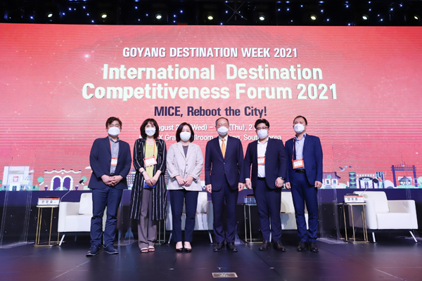 마지막 세션에서는 민문호 오썸피아 대표(사진 왼쪽에서 첫 번째)가 ‘마이스와 디지털: 마이스 산업의 메타버스’에 대해 주제 강연을 했고, (사진 오른쪽부터)정상희 SAP 상무, 안호준 올림플래닛 이사, 황희곤 한림국제대학원대학교 교수, 김민혜, 인천관광공사 스마트관광팀장, 김지현, 서울관광재단 MICE기획팀장이 패널토론자로 참여했다. 