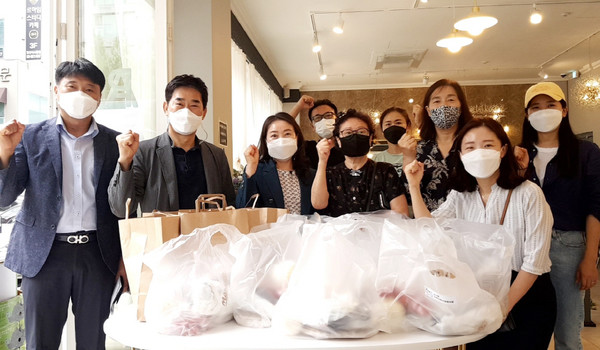 지역의 어려운 이웃에게 나눔을 가진 식사동 지역사회보장협의체와 관계자들.