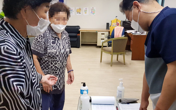 성사1동이 경로당 8곳을 방문해 경로당 출입 어르신들의 코로나19 방역수칙 준수 여부를 점검하고 있다.