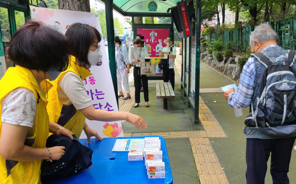 찾아가는 복지상담소를 운영하고 있는 화정1동 관계자들.