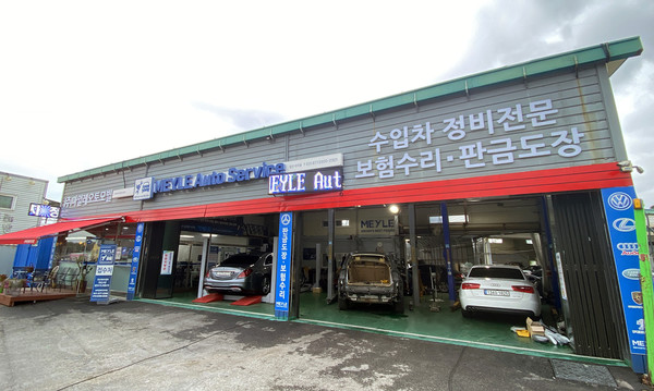 보이는 것이 다가 아니다.. 뒷편에는 자동차 수리 전문가들이 정성스럽게 차를 수리하고 있다. 