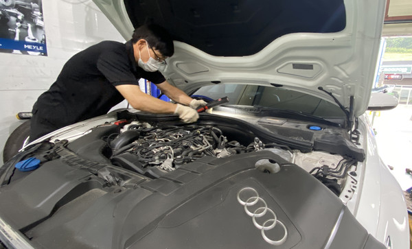 44년 경력의 수리전문가다. 끊임없는 학습자로 자동차 수리전문가이자 자동차 맥가이버다. 