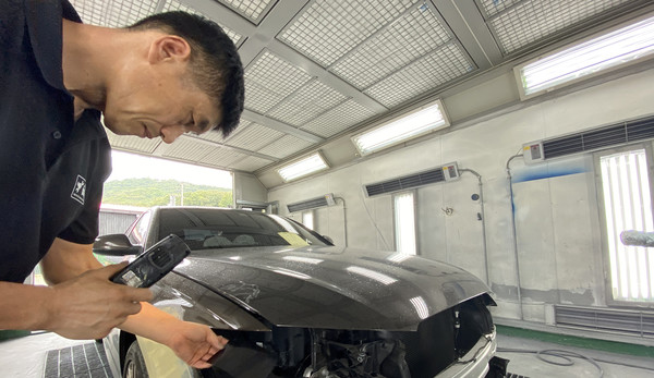 도색 전문가답게 매의 눈으로 아무리 오래된 차라도 자연스러운 컬러를 입힌다. 