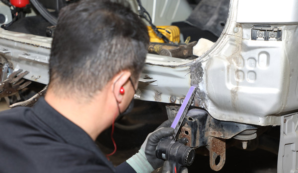 수리와 관련해서는 그 어느것도 허투루 보지 않는다. 사람의 안전을 책임지는 일이기 때문이다.