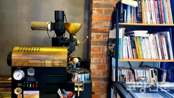 커피로스팅 기계와 책장의 책들. 