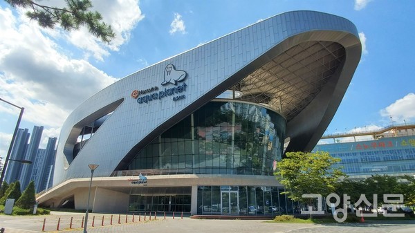 2014년 대화동에 문을 연 한화아쿠아플라넷이 적자운영을 이어가고 있어 도산 위기 상태로 몰리고 있다. 만약 도산으로 인해 사업이 중단될 경우 계약서에 따라 해당 시설은 5개월 내로 소유권이 고양시로 이전되며 약 356~735억원의 재정부담을 떠안게 된다.