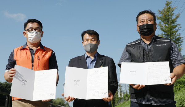 왼쪽부터 김중기 송포동 주민자치위원장, 임용식 송포농협 조합장, 이준석 청춘드론 단장이 협약을 체결했다.