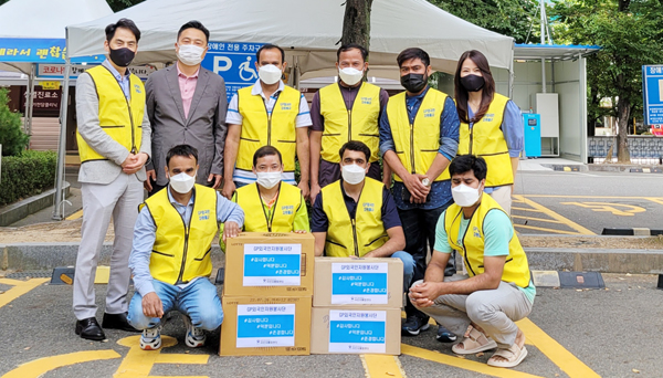 일산동구보건소 선별진료소를 방문해 물품을 전달하고 있는 GP외국인자원봉사단 [사진=이민자통합센터]