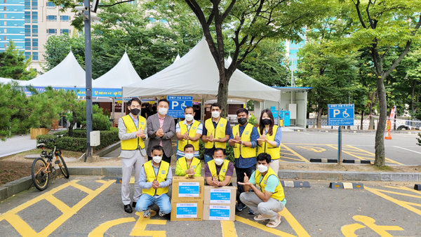 GP외국인자원봉사단이 ‘덕분에, 감사합니다, 존경합니다’라는 마음을 담아 수어로 메시지를 전하고 있다.
