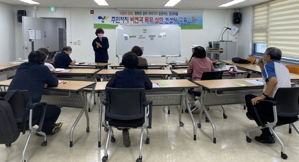 주민자치와 관련된 비전 등의 교육을 받고 있는 주엽1동 주민자치회 위원들.