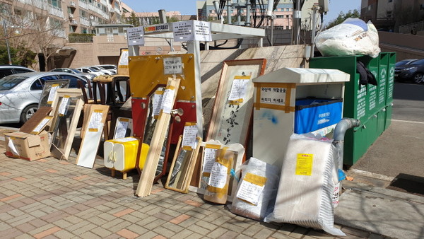 하늘마을 ◯단지 ◯동 앞에 버린 불법 쓰레기' [사진=박춘근]